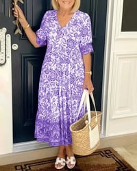 Sukienka z nadrukiem i dekoltem w serek, elegancka i stylowa