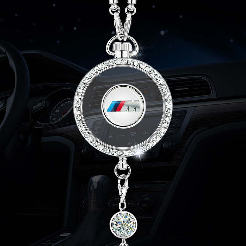 Wisiorek z logo aromaterapii samochodowej z metalu i diamentów