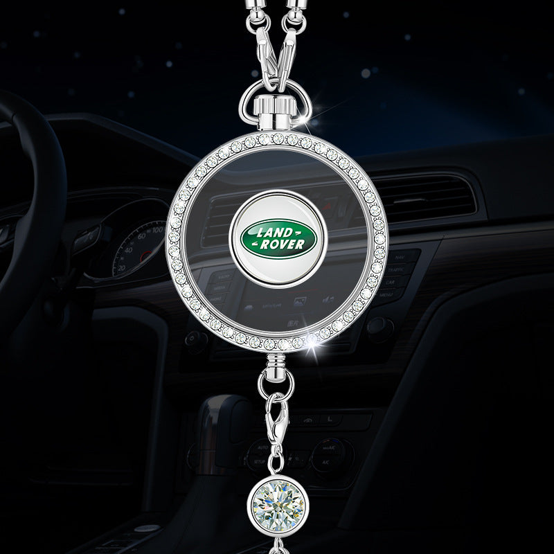 Wisiorek z logo aromaterapii samochodowej z metalu i diamentów