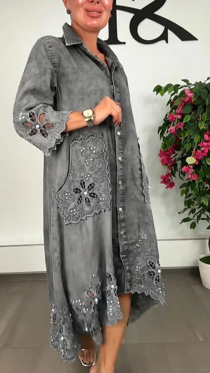 Elegancka sukienka damska z haftowanym kołnierzykiem i dżinsami