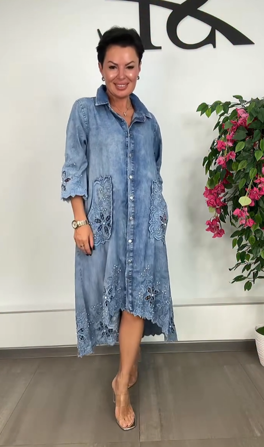 Elegancka sukienka damska z haftowanym kołnierzykiem i dżinsami
