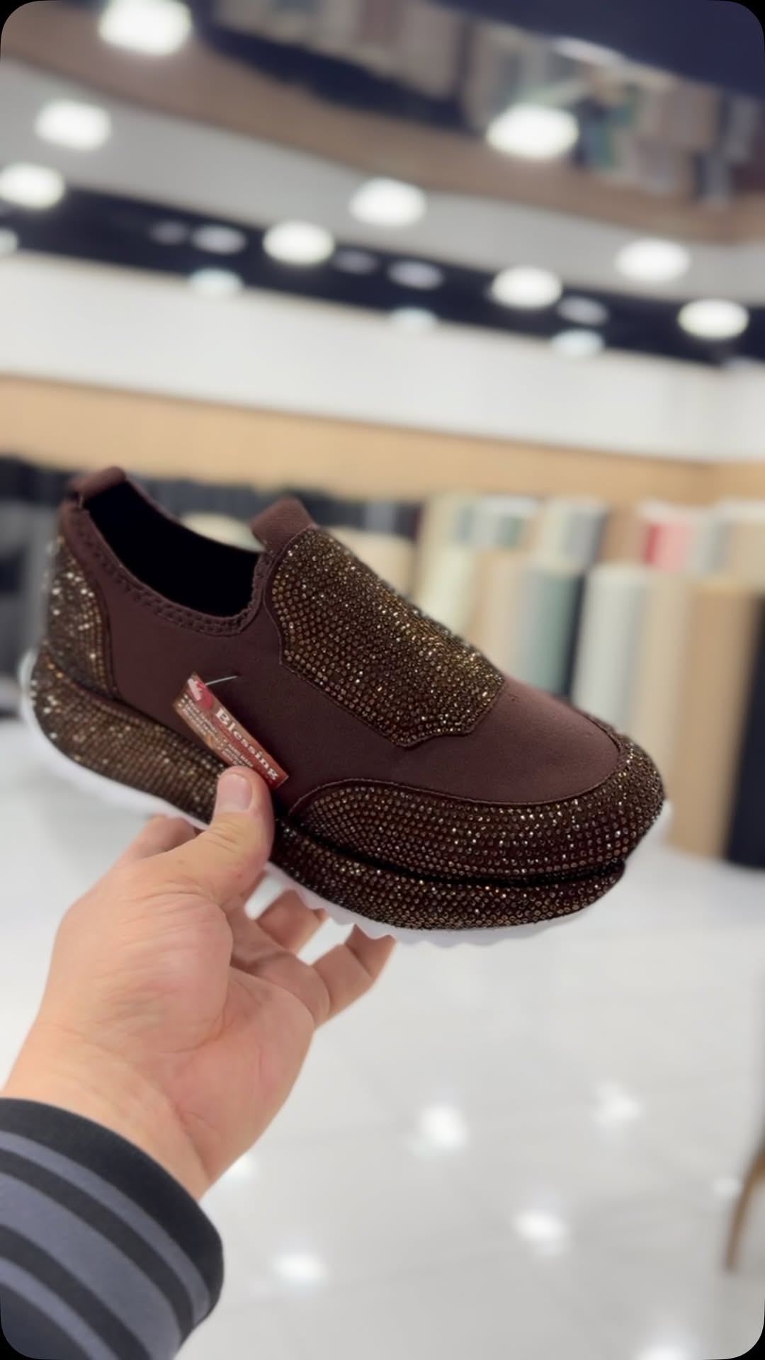 Modne, codzienne trampki z kryształkami