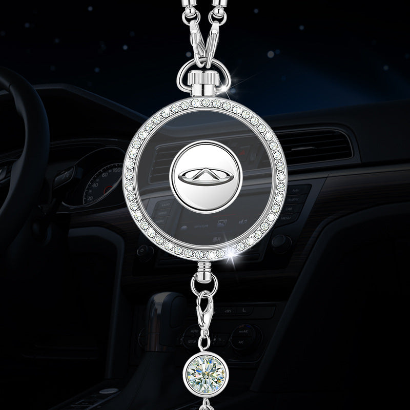 Wisiorek z logo aromaterapii samochodowej z metalu i diamentów