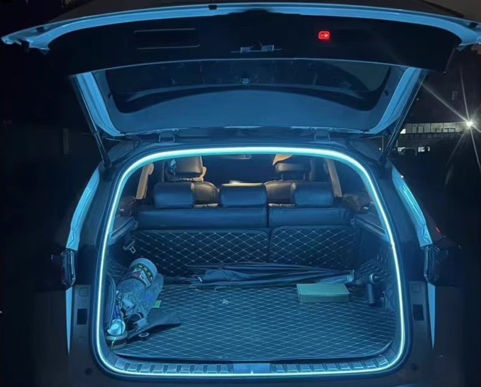 Dynamiczny, płynący pasek świetlny do bagażnika samochodu