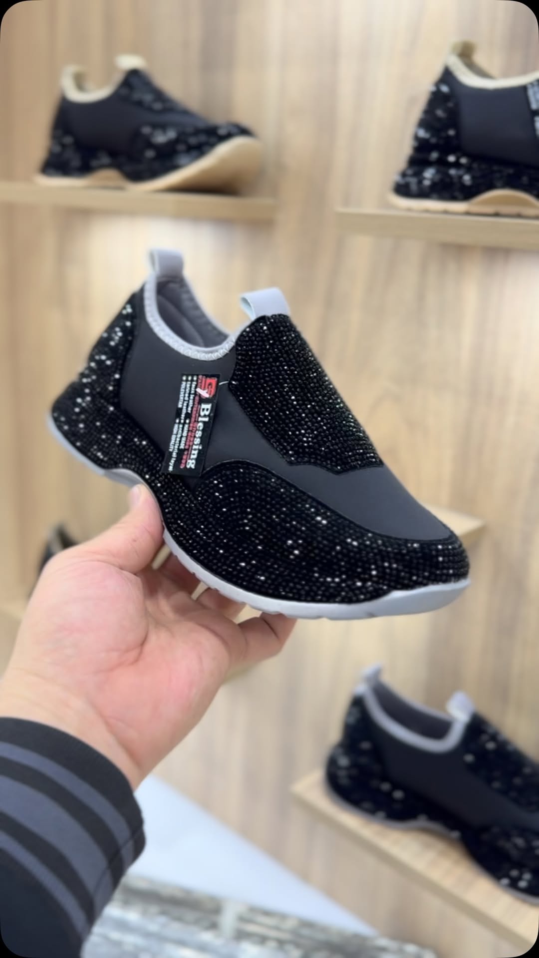 Modne, codzienne trampki z kryształkami