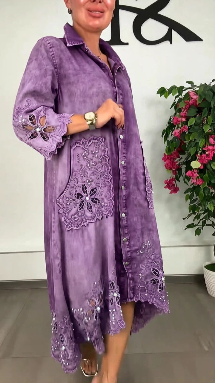 Elegancka sukienka damska z haftowanym kołnierzykiem i dżinsami