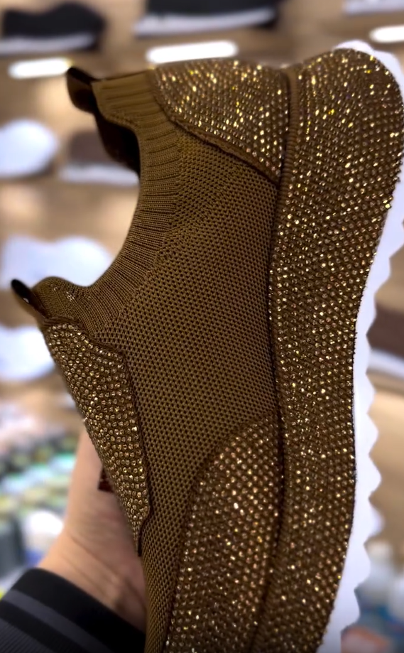 Modne, codzienne trampki z kryształkami