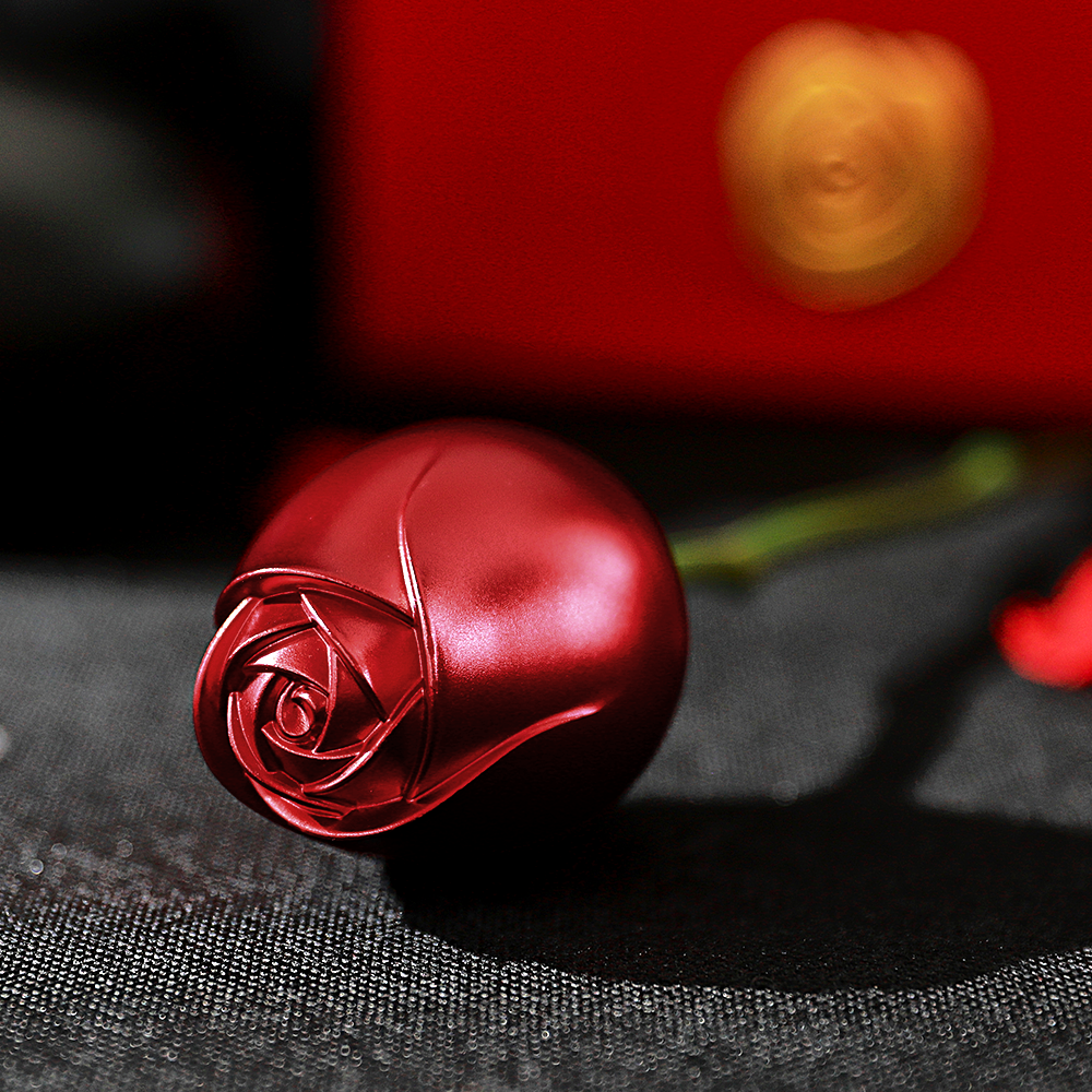 Naszyjnik z wisiorkiem w kształcie serca z linii róż