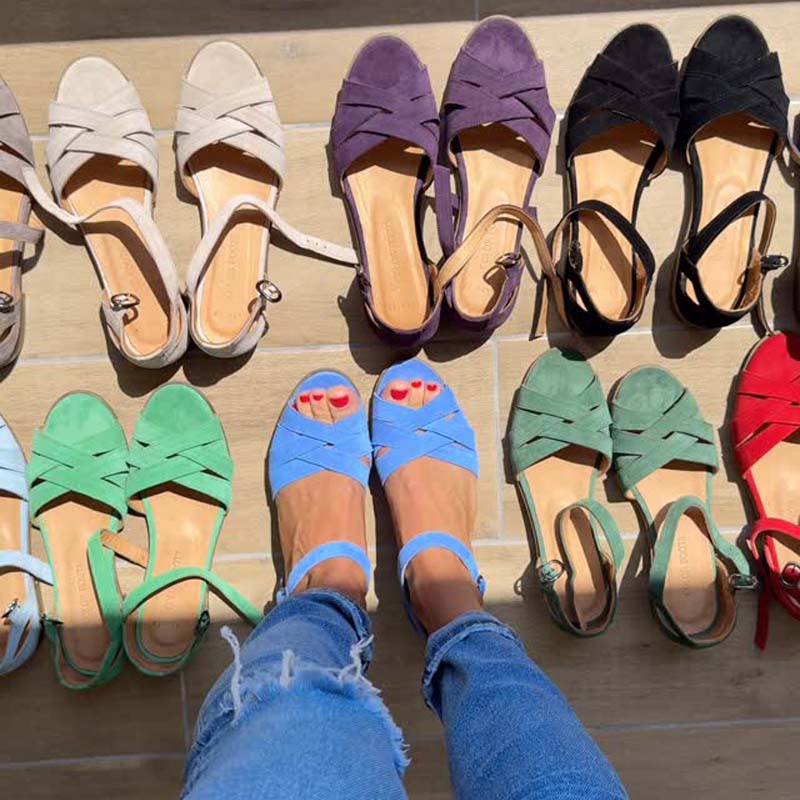 Damskie sandały z wydrążoną klamrą