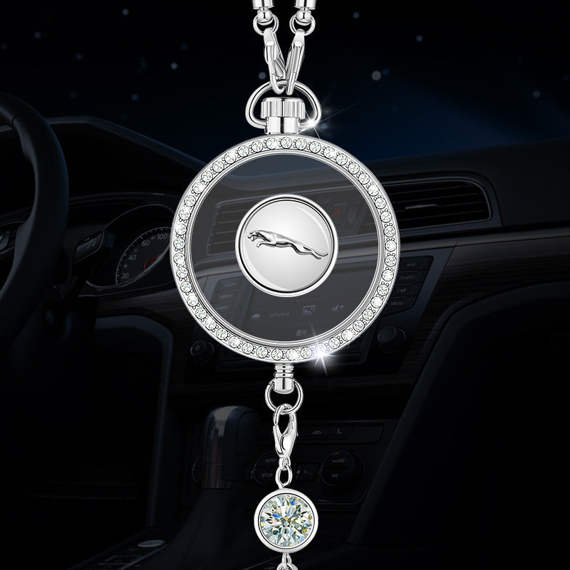 Wisiorek z logo aromaterapii samochodowej z metalu i diamentów