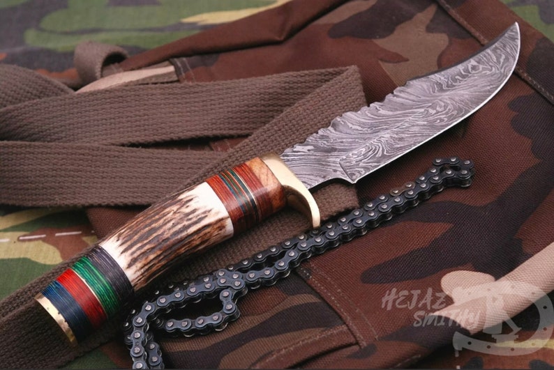 Ręcznie robiony nóż do skórowania ze stali damasceńskiej o długości 15 cm z rękojeścią z poroża