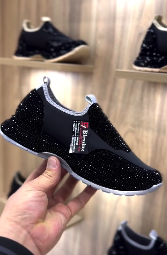 Modne, codzienne trampki z kryształkami