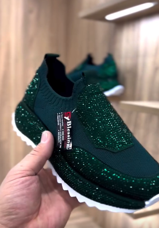 Modne, codzienne trampki z kryształkami