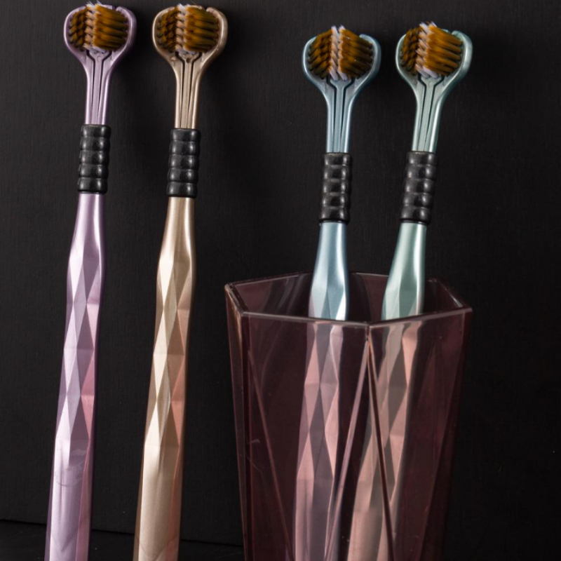 🦷 Szczoteczka do zębów ma trzy główki i można jej używać pod kilkoma kątami