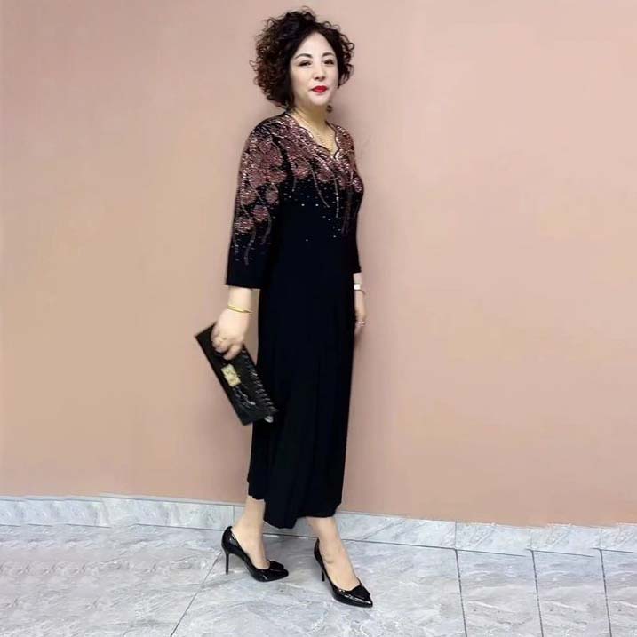 Eleganckie sukienki damskie z połyskującym dekoltem