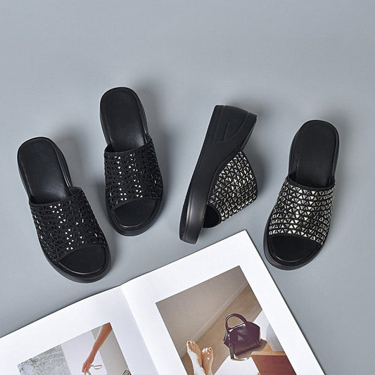 Damskie błyszczące sandały na koturnie