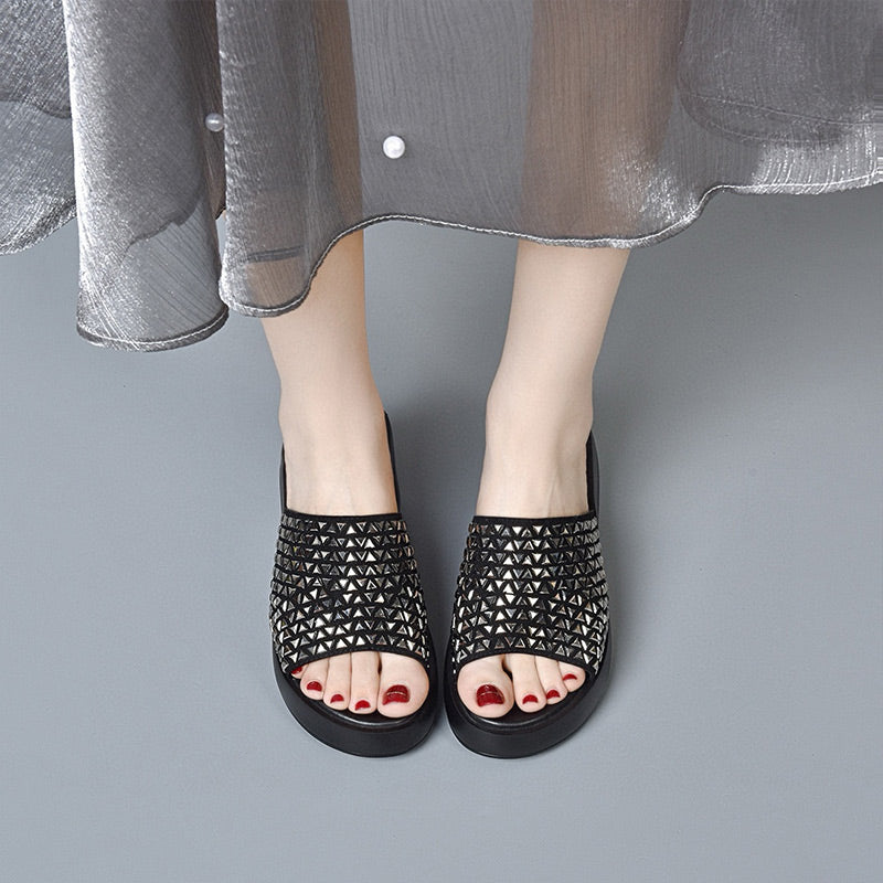 Damskie błyszczące sandały na koturnie