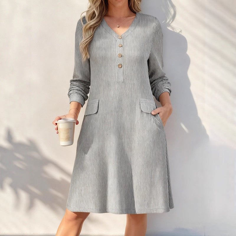 👗 Sukienka dzianinowa w pionowe paski i dekolt w serek dla kobiet