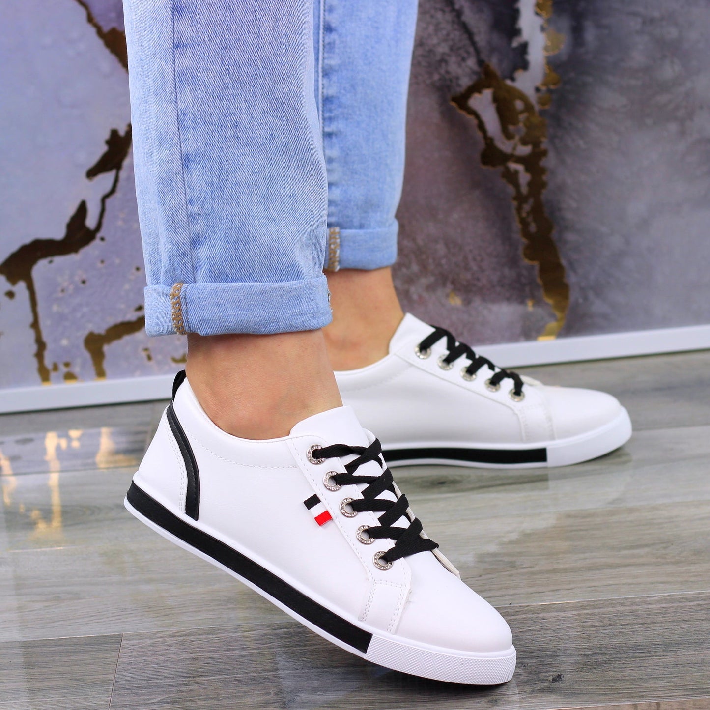 MODNE BIAŁO CZARNE SKÓRZANE TRAMPKI DAMSKIE SZNUROWANE PRETTY